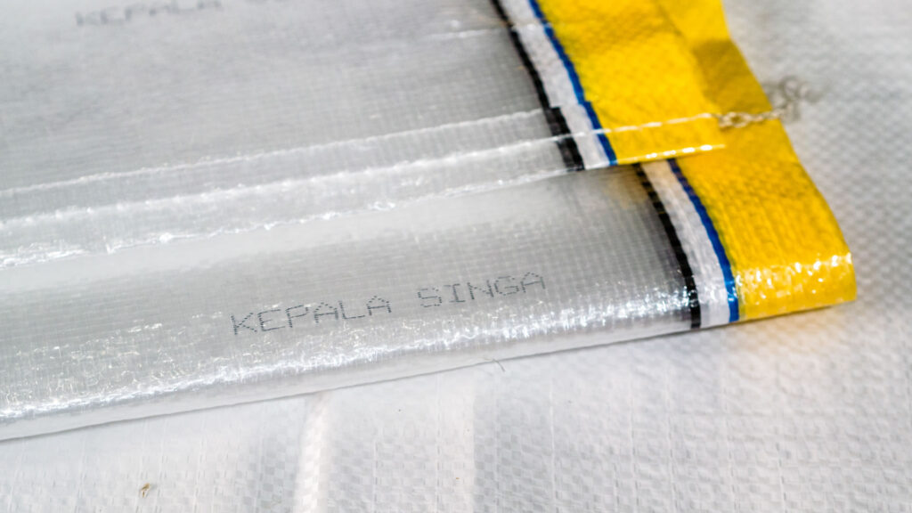 karung plastik kepala singa